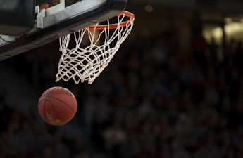 NBA季后赛直播画面，湖人队与勇士队球员跳投瞬间